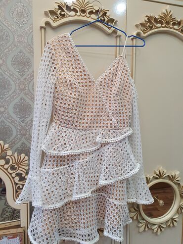 Dəstlər, kostyumlar: Qadın üçlü dəst – qara rəngdə, ağ kvadrat naxışlı. - Dəst: uzun -da lalafo.az — 16 Dəstlər, kostyumlar: Qadın üçlü dəst – qara rəngdə, ağ kvadrat naxışlı. - Dəst: uzun — 16