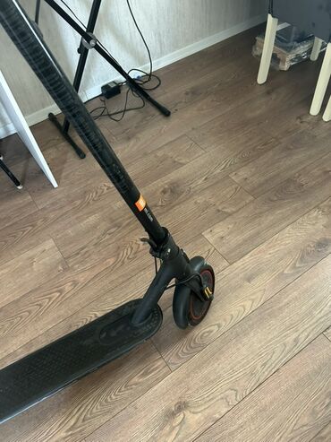 skuter aliram: İşlənmiş Elektrik samokat 8", 501 - 750 Vt, 16 - 25 km/s, Ünvandan götürmə