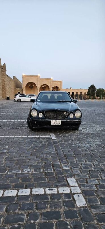 Mercedes-Benz: Mercedes-Benz E 320: 3.2 l | 2002 il Sedan — 4