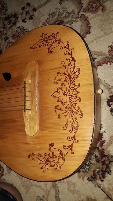 gitara qara: Sovet istehsalı 7 simli rus gitarası - Korpus: yuxarı deka ağacdan — 2