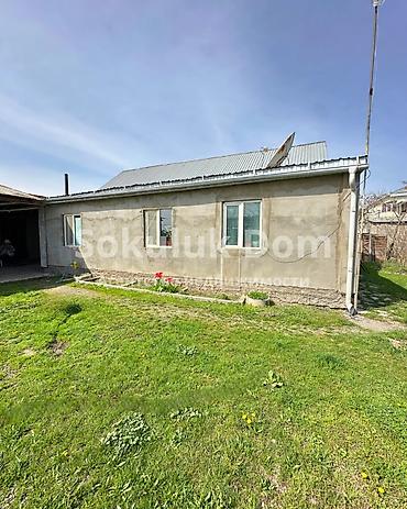 Продажа коттеджей и домов: 🏠Продаётся дом в с Сокулук 🟡Комнаты: 4 🟡Участок: 9 соток 🟡Отопление — 1