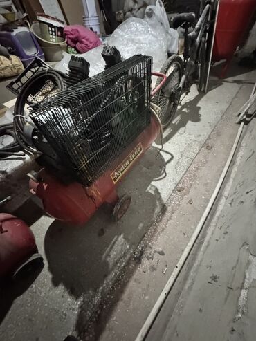 Kompressorlar: Aydın-Trafo markasına məxsus qırmızı rəngdə kompressor. Balon tipli lalafo.az -da Kompressorlar: Aydın-Trafo markasına məxsus qırmızı rəngdə kompressor. Balon tipli