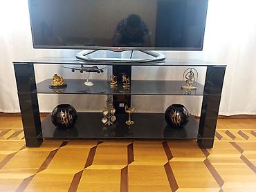 Şüşə TV stendi - Rəng: qara, parlaq səth - Material: qalın temperli
