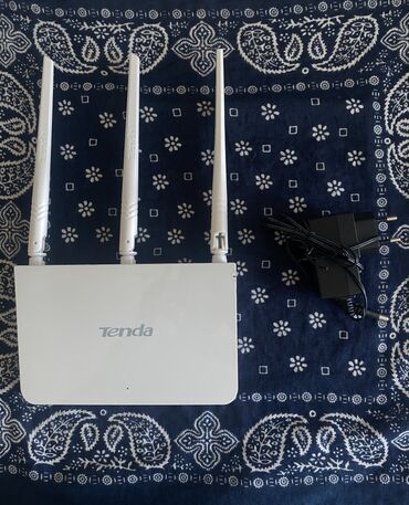Комплектующие для ПК и ноутбуков: Tenda markalı, ağ rəngli bu simsiz router, sürətli və etibarlı