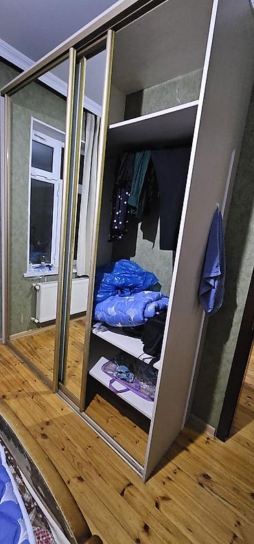 keramik tava: Güzgülü sürgülü şkaf - Ön hissə: iki böyük tam boy güzgülü qapı — 3