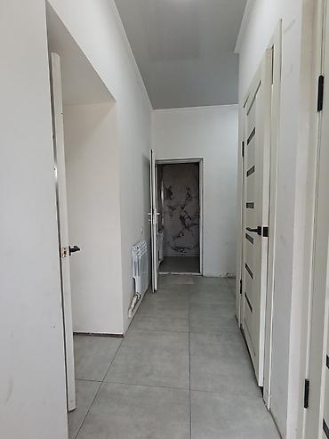 комната фучика: Светлое помещение с отделкой в нейтральных тонах и большими окнами — 4