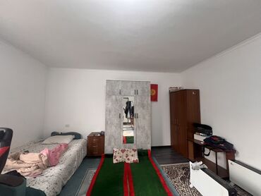 аренда дом под швейный цех: Сдается комната просторная Два шкафа Кровать Тумбочка Мини стол для