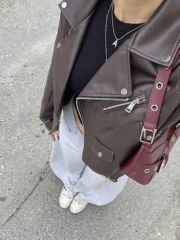 deri gödekceler: Qadınlar üçün qısa model dəri görünümlü biker gödəkçə - Rəng: tünd — 1