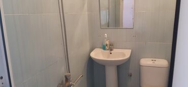 Uzunmüddətli kirayə mənzillər: Komidin: Kiçik ölçülü, bir neçə çekmecəli. - Radiator: Divara — 10