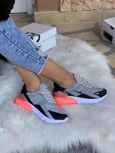 Patike: Nike air max 270 patike

Novo
Brojevi 36 do 41

fb Moja Kupovina 1 — 5