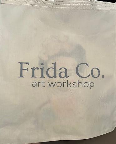 frida aksesuar sirketi: Əl işi çanta, boya ilə. Frida Co. Qiymət 25 manat. Əlaqə üçün whatsApp — 3