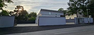 Magacini i radionice: IZDAJEM ILI PRODAJEM POSLOVNI PROSTOR 250m2 i 4 ari placa. Objekat — 1