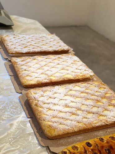 Выпечка, хлебобулочные изделия: Домашняя выпечка в больших прямоугольных формах. Ассортимент: - — 16