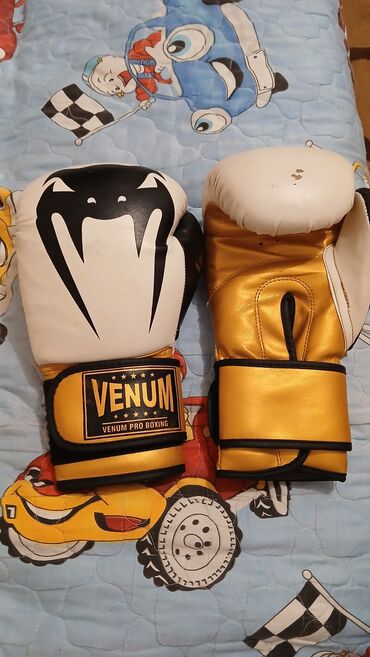 qaçış aleti: Məhsul: Venum boks əlcəkləri - Brend: VENUM (Venum Pro Boxing