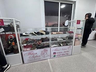 Витрины: Стеклянные торговые витрины для магазина аксессуаров/одежды - — 4