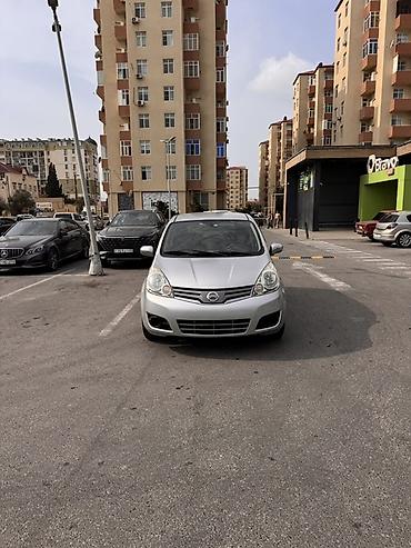 icarəyə masin: Nissan Note, gümüşü rəng, 5 qapılı kompakt minivan/hetçbek. Şəhər üçün — 2