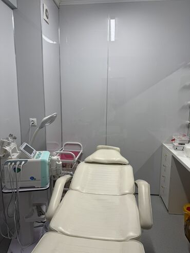 горячий бассейн: Сдаю Кабинет Для косметолога, 10 м², Долгосрочно, С оборудованием