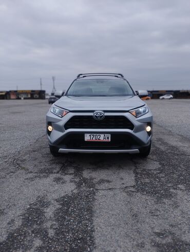 продаю в связи с переездом: Toyota RAV4, серебристый кроссовер (пятое поколение, кузов XA50)