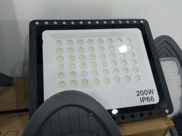led projektorlar: Bu, geniş sahələri işıqlandırmaq üçün nəzərdə tutulmuş 200 Vt gücündə