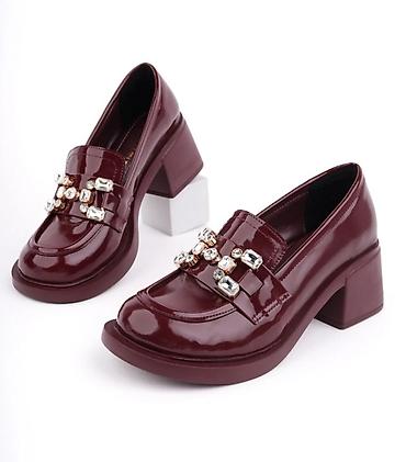 cicekli don: Qadın loaferləri – parlaq laklı üst və daşlı aksesuar - Model — 1