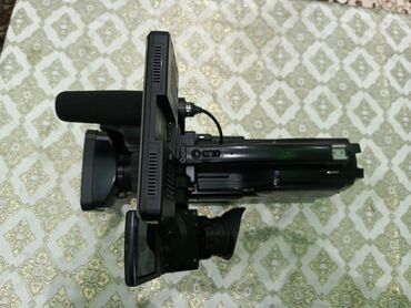 Videokameralar: SONY HXR-MC2000 kamera satılır. Fanarı, Batereyaları və orginal