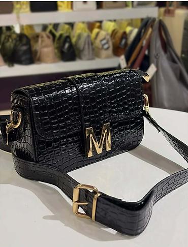 Torbe: Ženska crossbody torba sa metalnim slovom “M” - Model: pravougla — 5