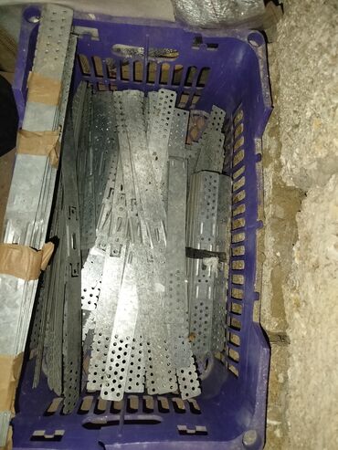 Двери и комплектующие: Məhsul: Asma tavan üçün perforasiyalı metal asqılar və bərkidicilər