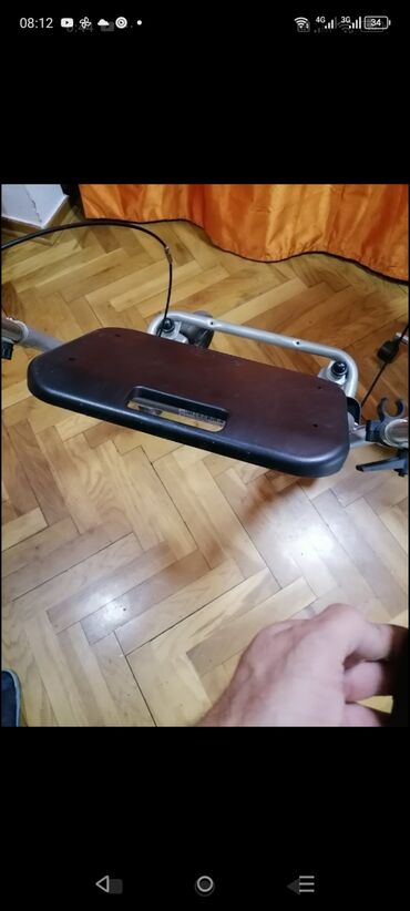 Hodalice, štake, štapovi za hodanje, kolica za hodanje: Hodalica kao Nova je

Mirjevo — 8