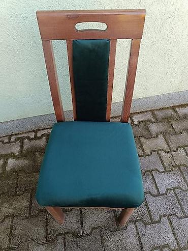 Stolice: Drvena trpezarijska stolica sa tapaciranim sedištem i naslonom. - — 25