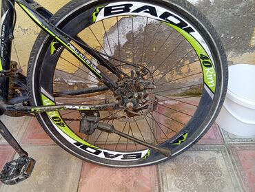 velosiped diskləri: "NEW MTB bike" yazısı olan arxa təkəri və yaşıl-ağ rəngli aksentləri
