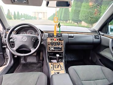 range rover az: Mercedes-Benz E-Class (W210), sedan, gümüş rəng. - Kuzov: 4 qapı — 6
