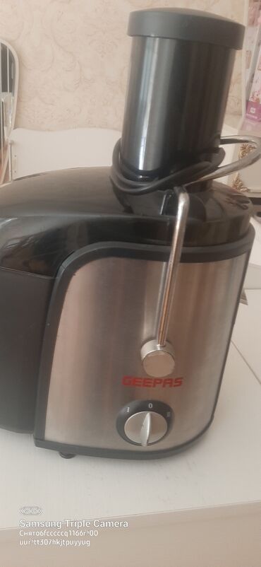 Yemək hazırlamaq üçün texnika: Geepas şirəçəkən - Paslanmayan polad korpus və qara plastik üst hissə