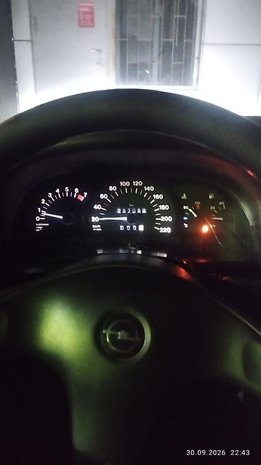 Vauxhall: Opel Vectra: 1993 г., 2 л, Механика, Бензин, Седан — 2