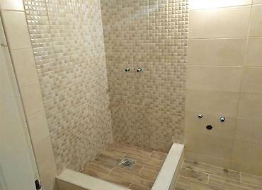 Građevinarstvo i rekonstrukcija: Profesionalni keramičar radi postavljanje svih vrsta pločica oblaganje — 2