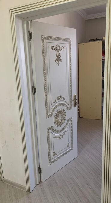 Напольные покрытия: Ağ rəngdə, qızılı naxışlarla bəzədilmiş klassik üslublu daxili qapı