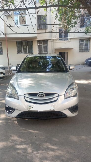 Gümüşü rəngli Hyundai Accent, avtomatik ötürücü qutusu və dörd qapısı
