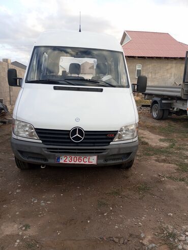 купить мерседес до 5000 долларов: Белый фургон Mercedes-Benz Sprinter с оранжевой полосой по бокам, что