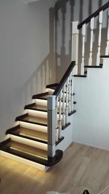 дом проекты: Деревянная лестница Для дома, Форма лестницы: Много-маршевая, Стиль: Классический