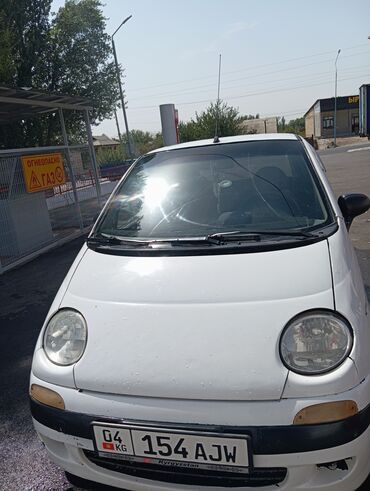 продаю связи с переездом: Белый хэтчбек Daewoo Matiz, компактный городской автомобиль, идеально