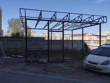 работа на охрану: Металлический каркас навеса, предназначенный для защиты автомобиля от