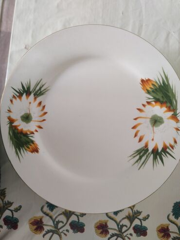посуда белая: Продаю тарелки. 6 штук. Состояние как новые. Диаметр 27 см. Цена 700