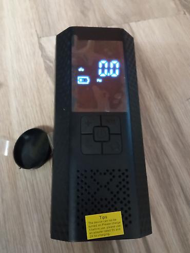 Prenosna električna pumpa za gume sa manometrom i lampom - Kompaktna