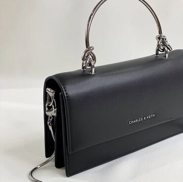 Классические сумки: СРОЧНО!! Сумка CHARLES&KEITH Цена 6900 (брала за 7900) БЕЛЫЙ И