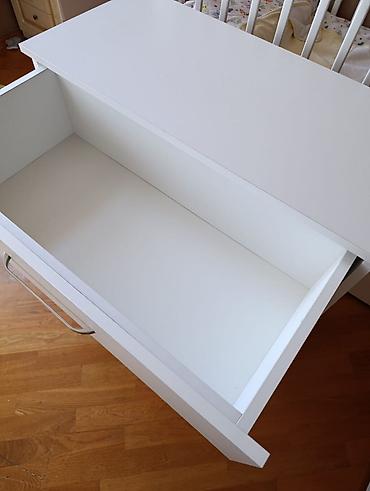 paneli: Ağ rəngli 3 çekmecəli komod Minimalist dizayn, düz səth və metal — 8