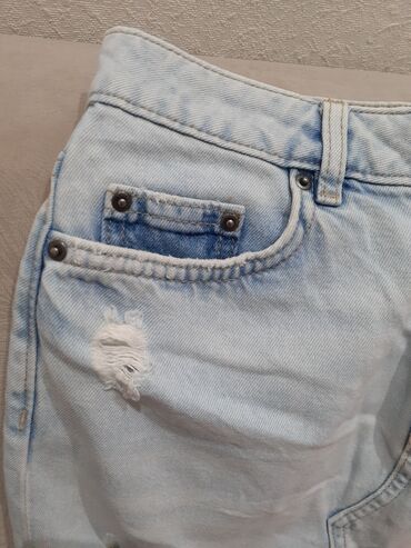 Şortlar: Qadın geyimi – cins şort və cins ətək dəsti. Biri 15 manat. İkisini de — 6