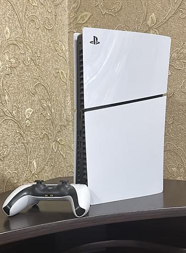 PlayStation 5 в белом корпусе с фирменным двухцветным дизайном Sony