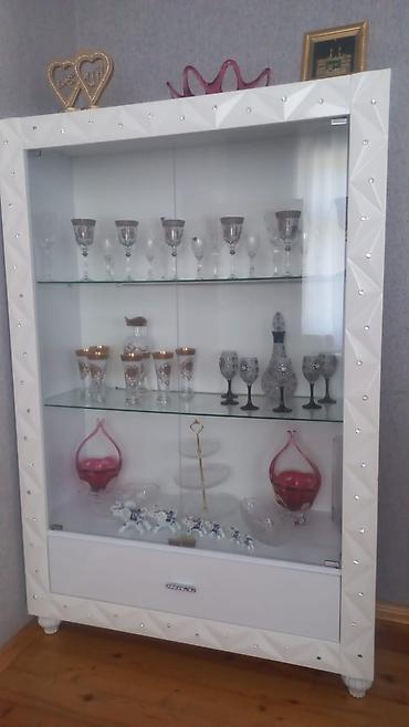 mebel bəzəmək: Ağ rəngdə dəst mebel – qonaq otağı üçün Tərkib: - Şkaf-vitrin: 3 şüşə — 1