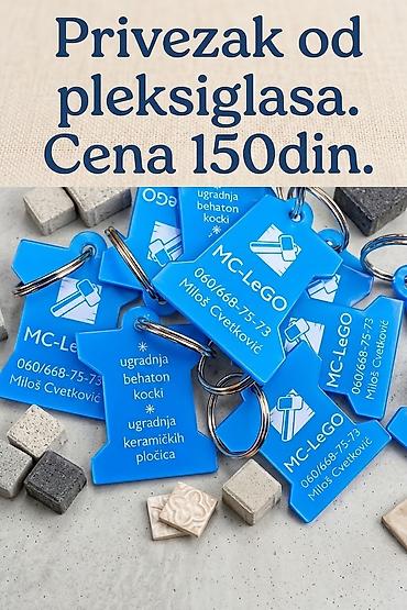 Privezak od pleksiglasa – plavi, u obliku majice, sa metalnim alkom za