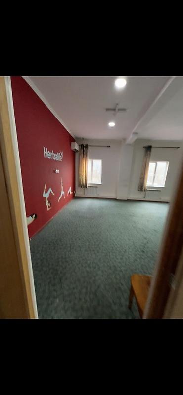 Аренда помещений свободного назначения: Сдается 80 м², 2 этаж (3-этажное здание), с ремонтом. Под: массаж — 4