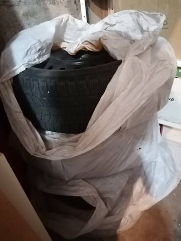 Auto delovi: 4 čelične felne R16 u odličnom stanju sa zimskim gumama i original na lalafo.rs — 8 Auto delovi: 4 čelične felne R16 u odličnom stanju sa zimskim gumama i original — 8